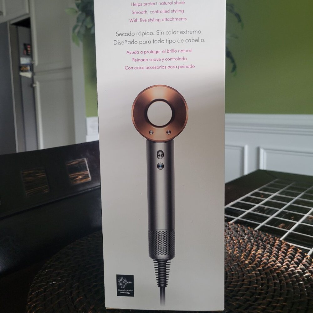 DYSON SUPERSONIC HAIR DRYER WITH MAGNETIC STYLING ATTACHMENTS 389920-01